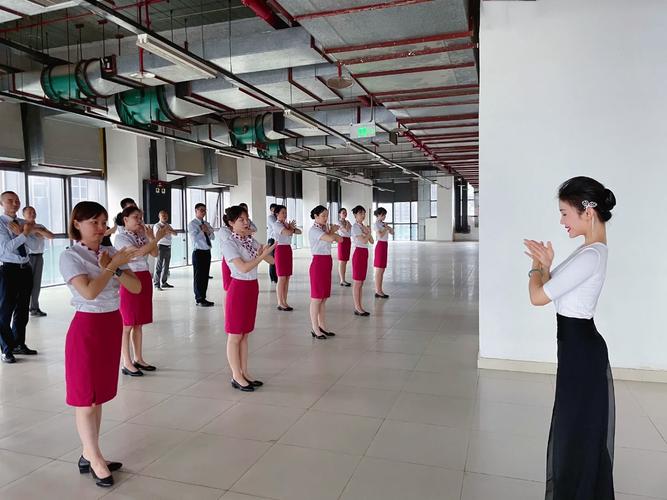 形體儀態(tài)專項課程 提升重慶諾富特物業(yè)員工氣質與服務魅力